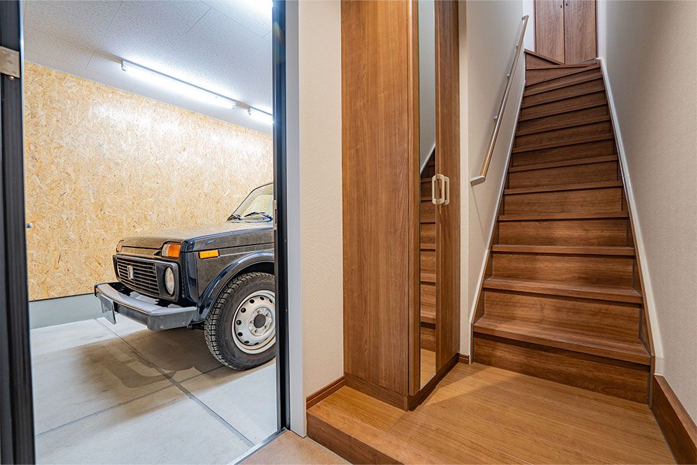 玄関から見たガレージ