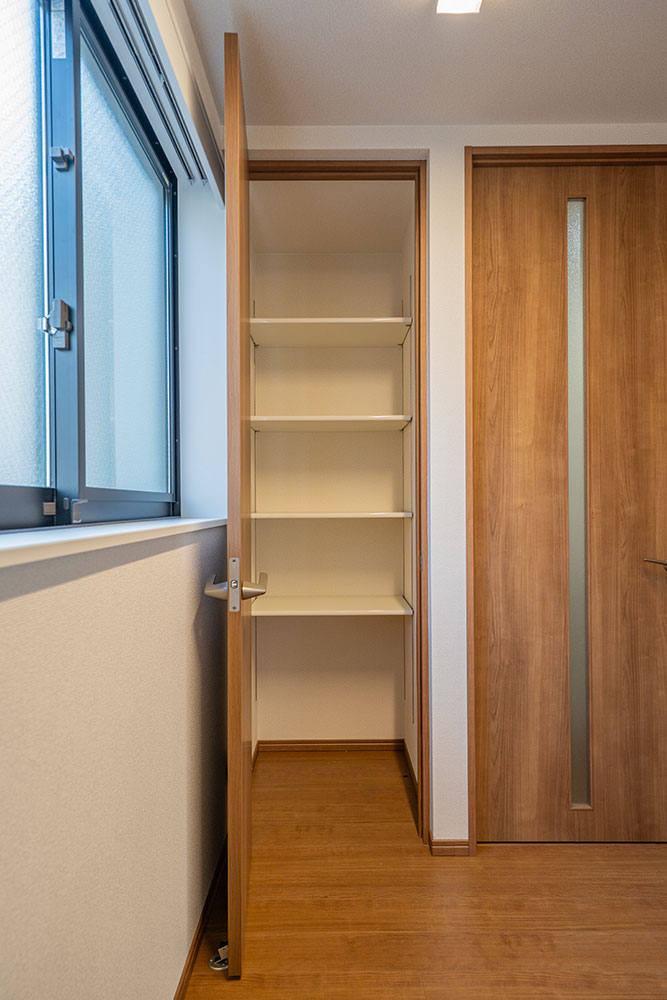 キッチン横の収納