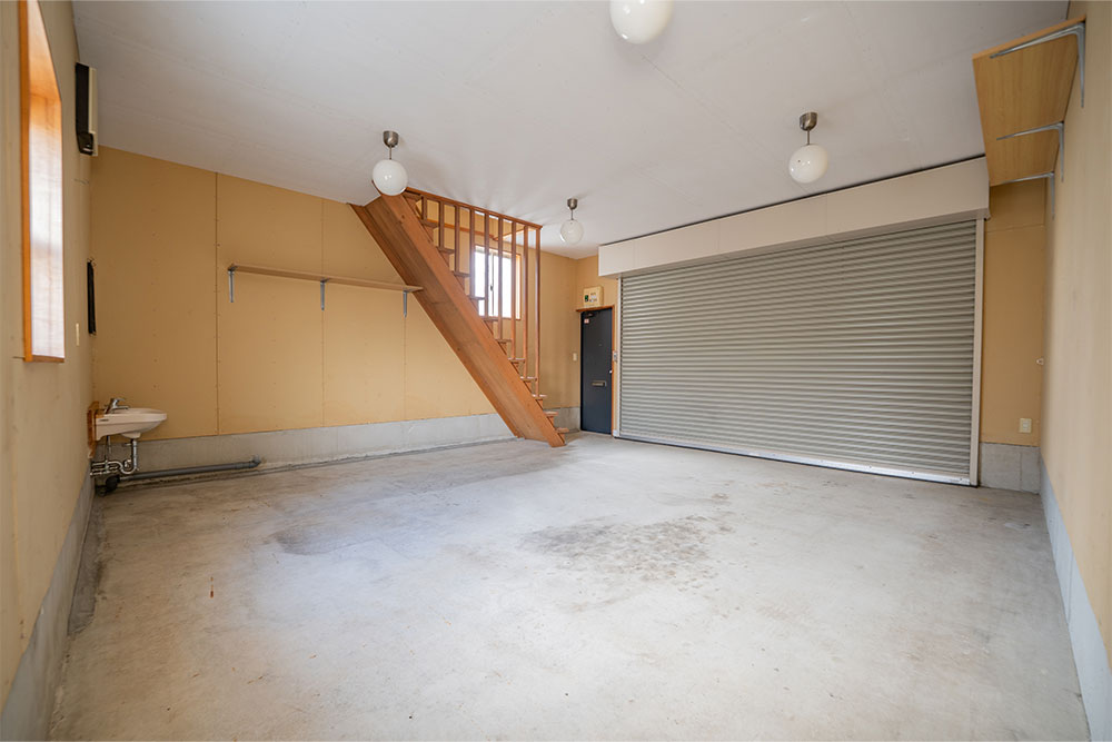 ガレージ内観