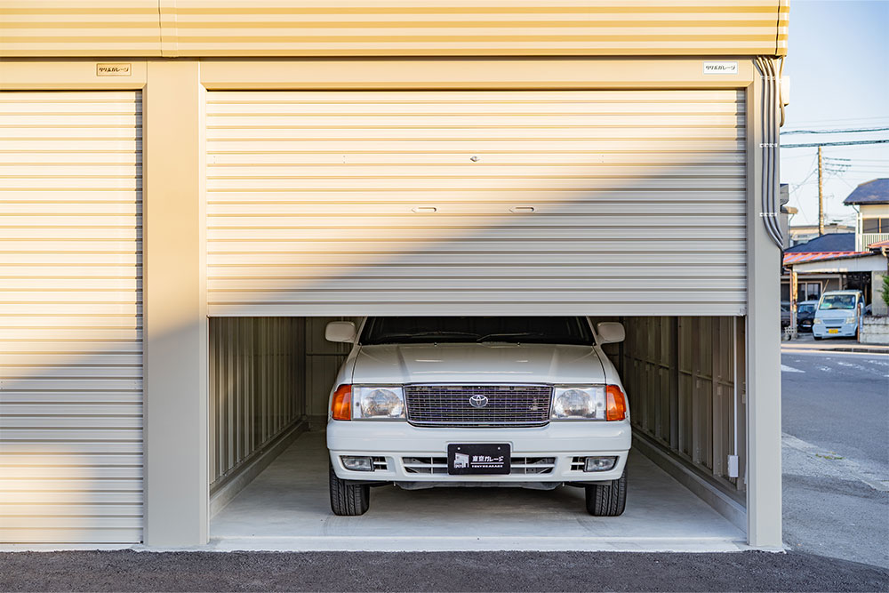 ガレージに駐車したトヨタ_コンフォート