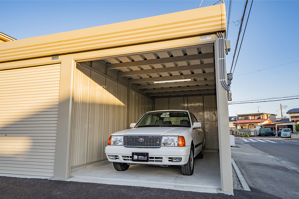 ガレージに駐車したトヨタ_コンフォート