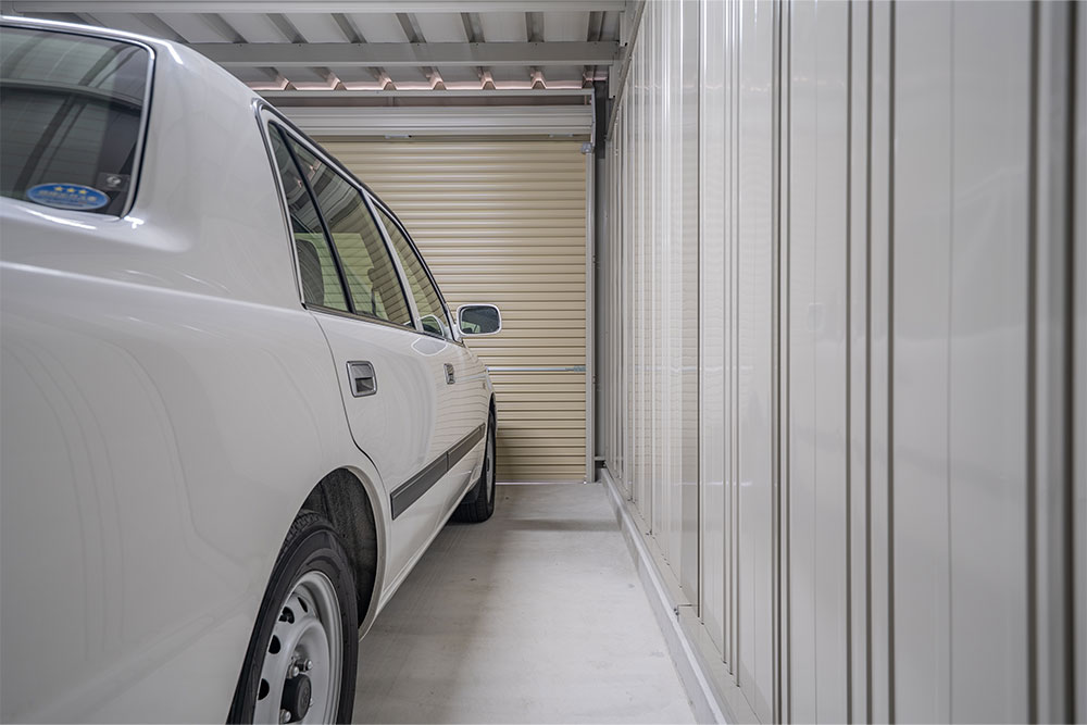 ガレージに駐車したトヨタ_コンフォート