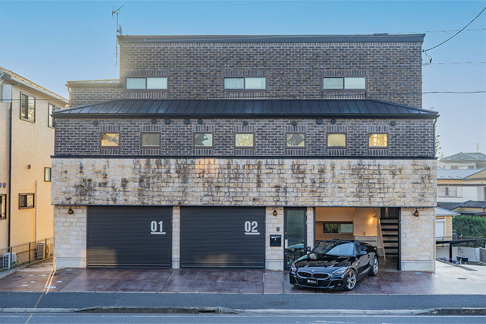 外壁はダメージ加工が施され貫禄ある雰囲気に