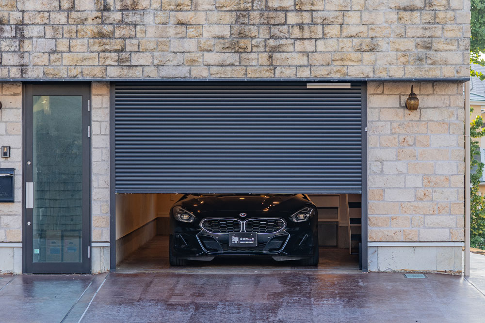 ガレージに駐車したBMW_Z4