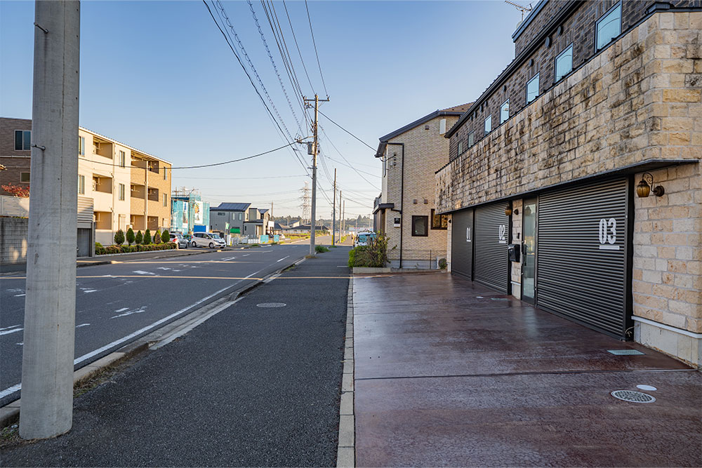 ガレージ前空地と歩道の様子