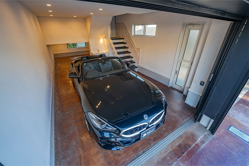 ガレージに駐車したBMW_Z4