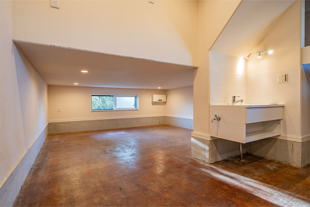 ガレージ後方の納戸（9帖）