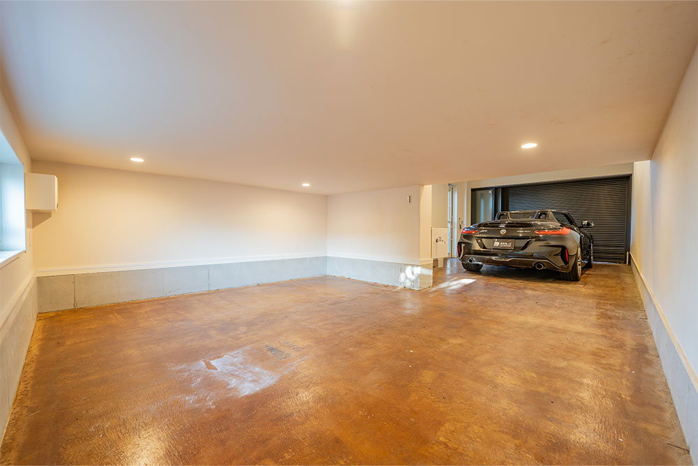 納戸から見たガレージ