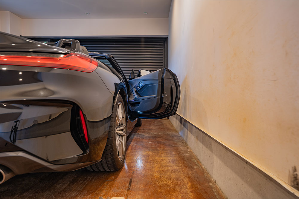 ガレージでドアを開けたBMW_Z4