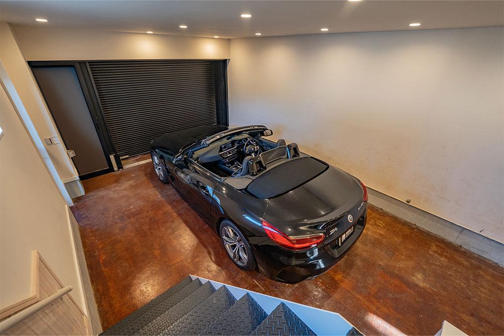 ガレージに駐車したBMW_Z4