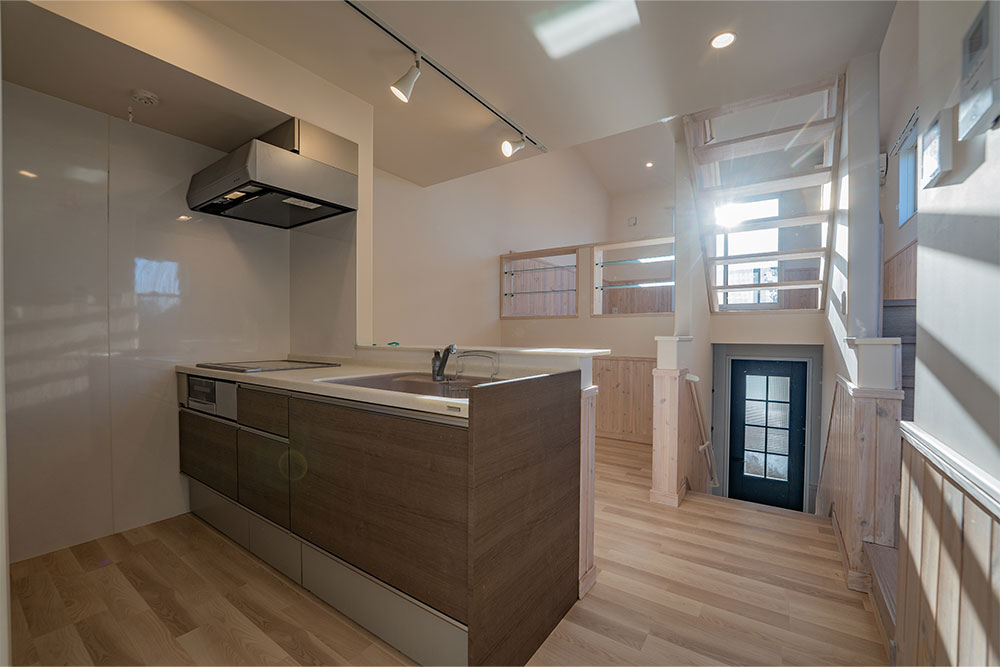 スケルトン階段の間からは朝陽が差し込む