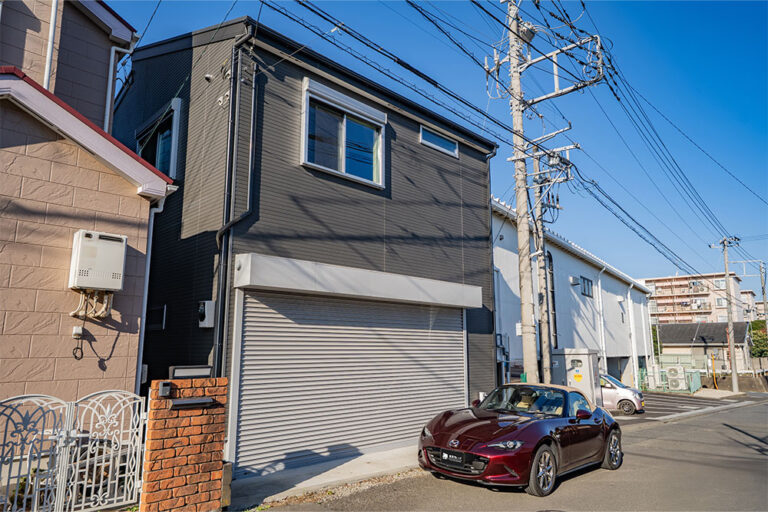 シャッター開口幅4.7m、並列2台の戸建てガレージハウス｜座間市