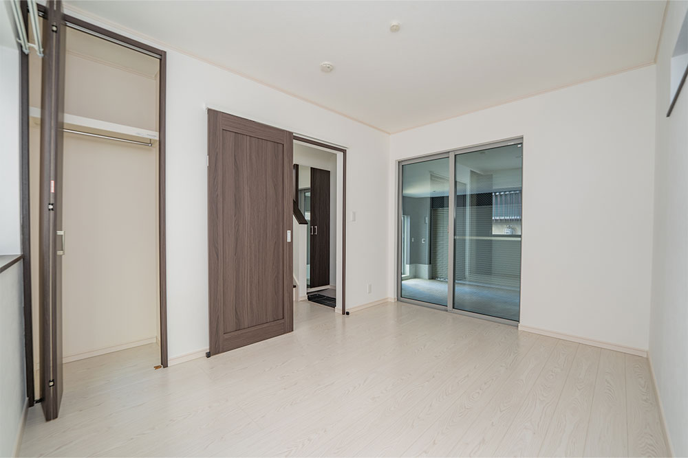 窓越しに愛車が見える1F納戸（6帖）