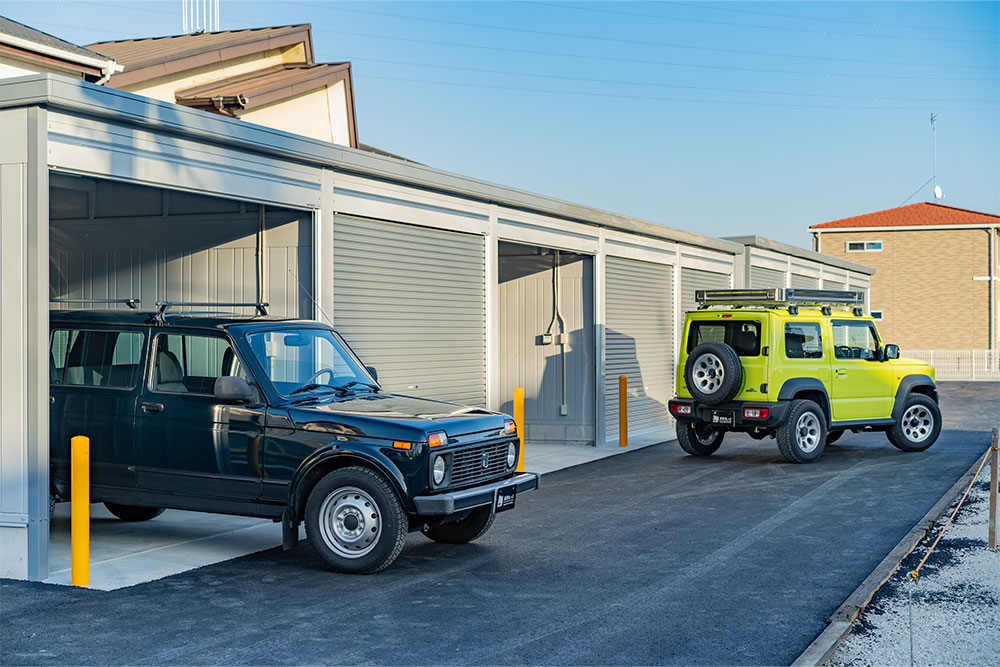 千葉県千葉市花見川区三角町の貸しガレージ「599.HRF」とラーダ_ニーヴァ&ジムニーシエラ