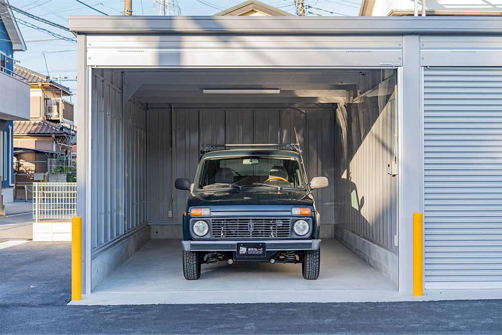 ガレージに駐車したラーダ_ニーヴァ