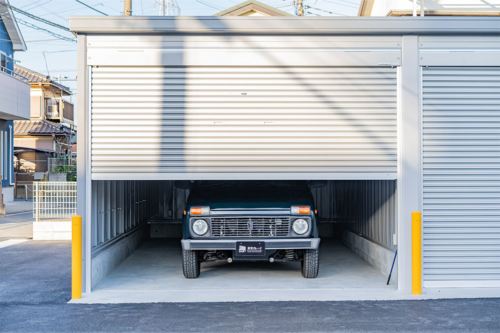 ガレージに駐車したラーダ_ニーヴァ