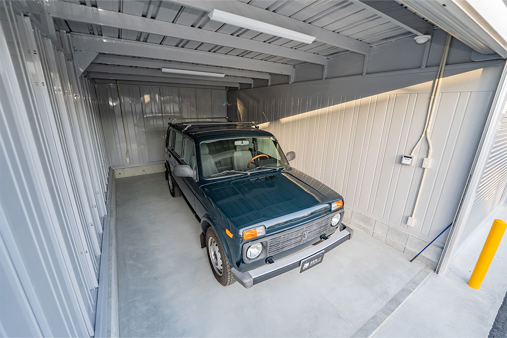 ガレージに駐車したラーダ_ニーヴァ