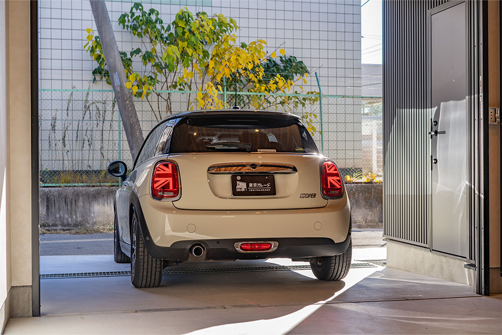 ガレージを出発するMINI