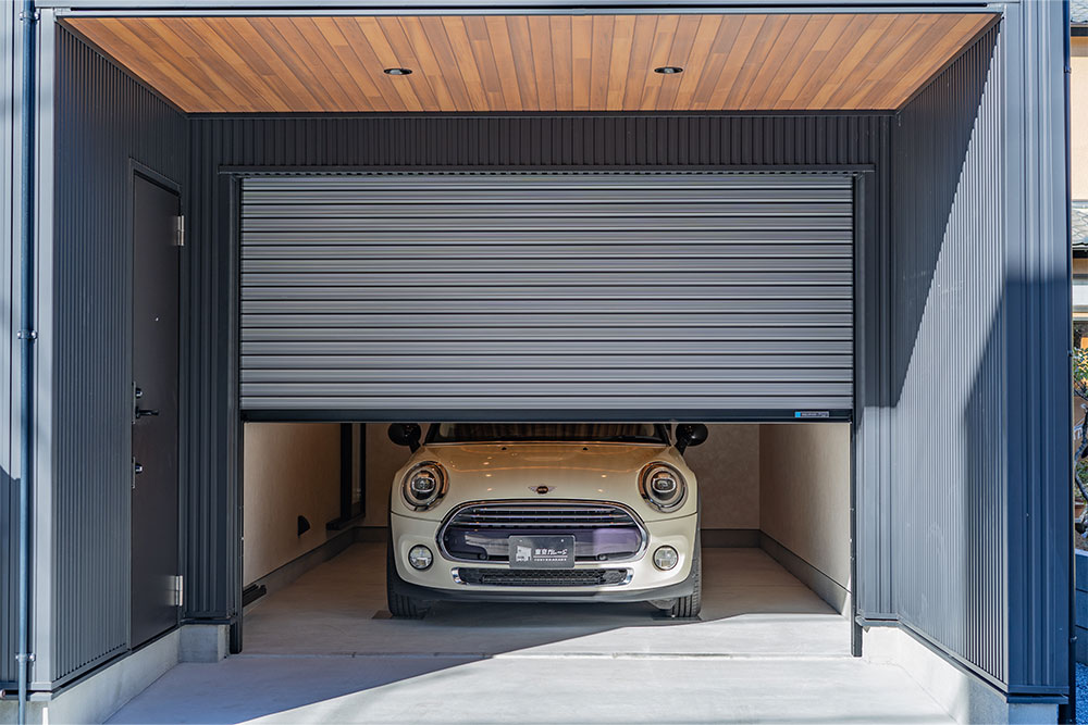 ガレージに駐車したMINI