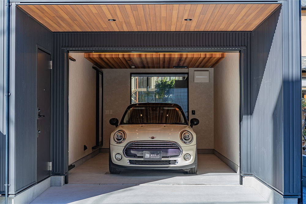 ガレージに駐車したMINI