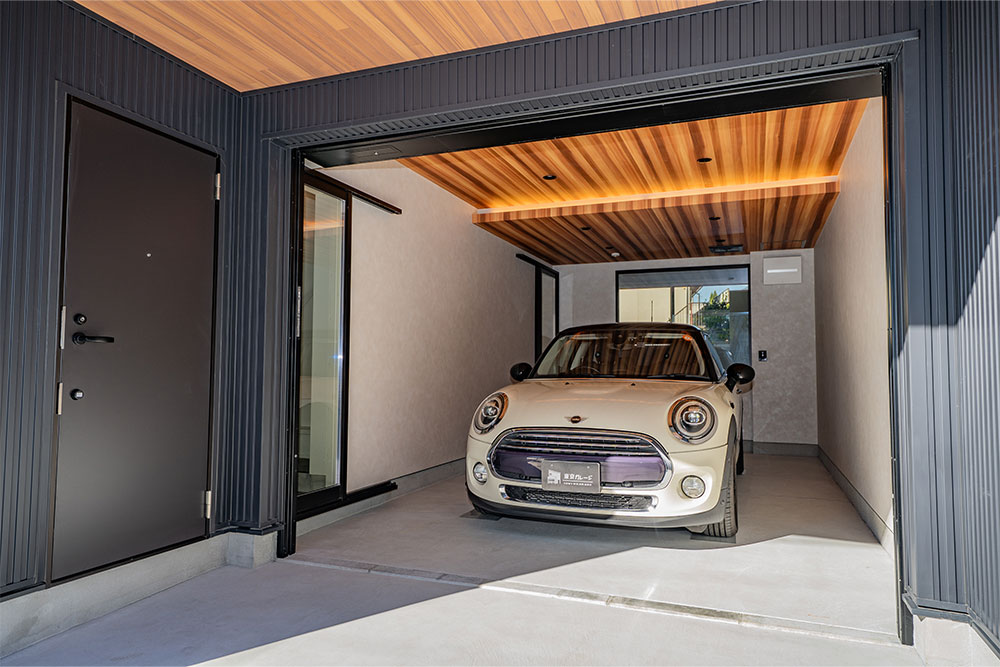 ガレージに駐車したMINI