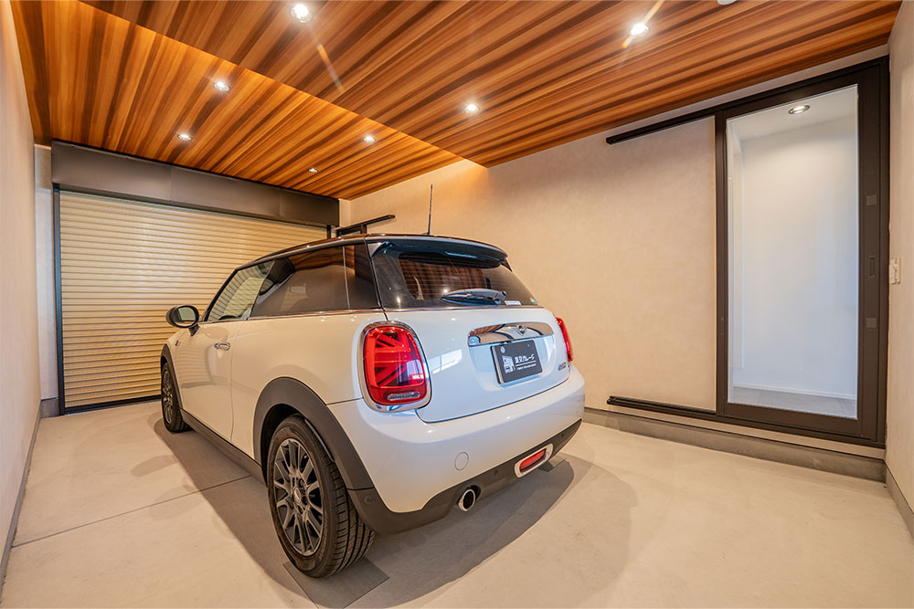 ガレージに駐車したMINI