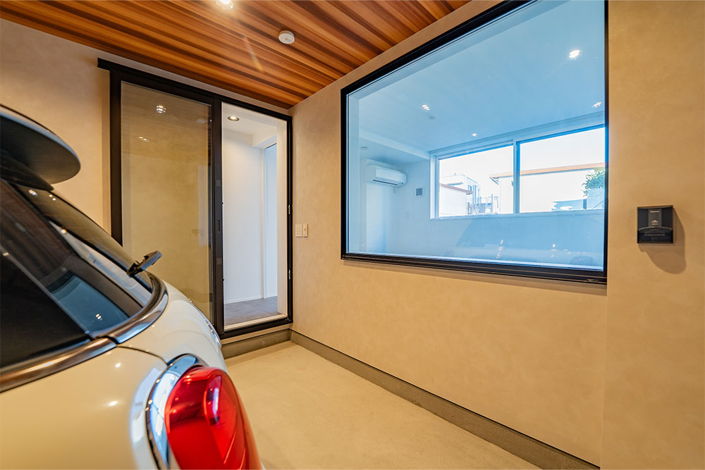 ガレージ後方に配置された洋室