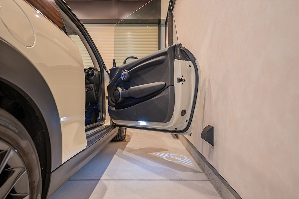 ガレージでドアを開けたMINI