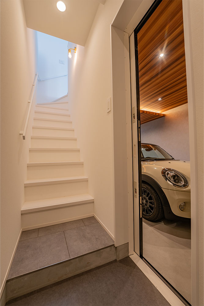 玄関から見たガレージ