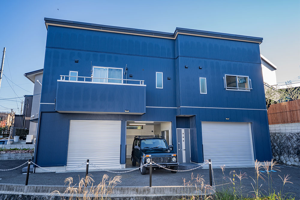 青のガルバ外壁が目を引くガレージハウス
