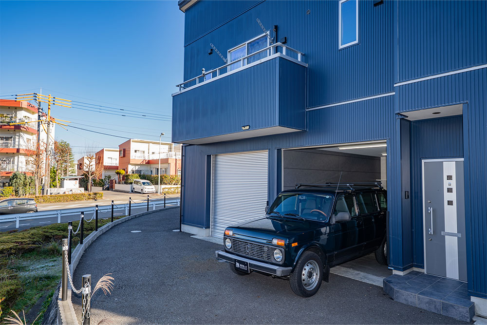 交差点を見下ろす扇型の小高い敷地