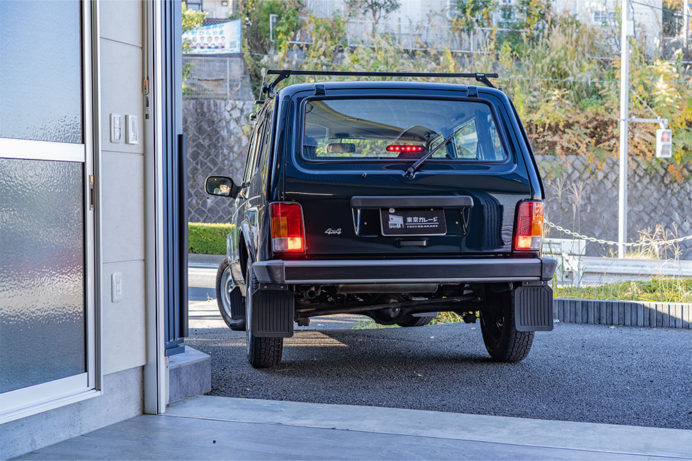 ガレージを出発するラーダ_ニーヴァ