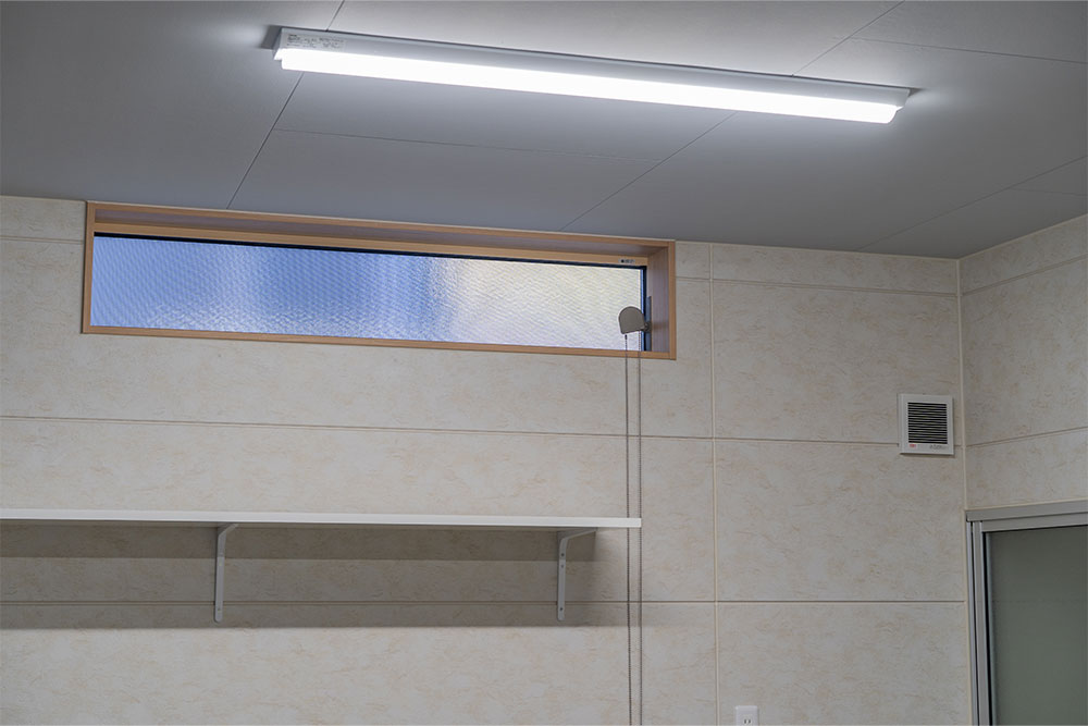 換気扇と採光窓