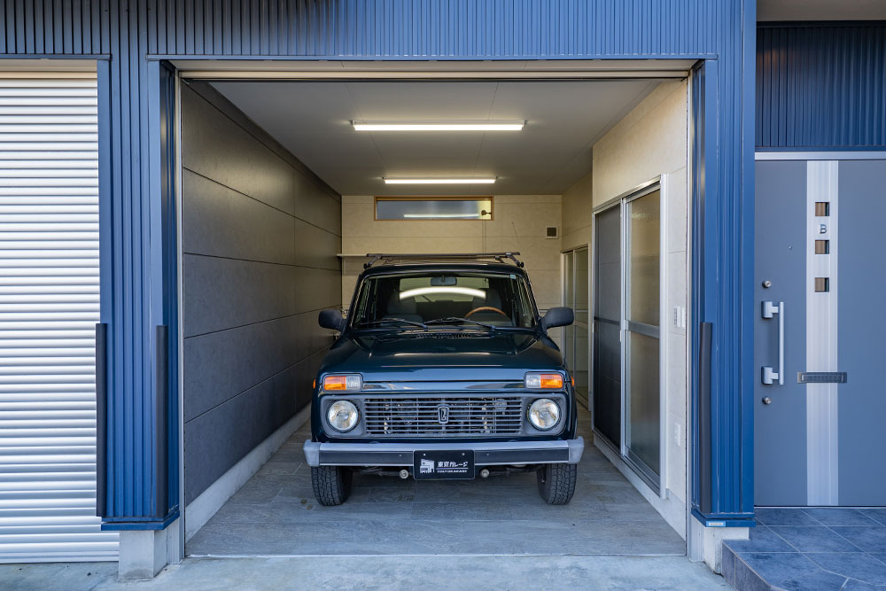 ガレージに駐車したラーダ_ニーヴァ