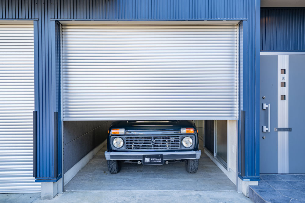 ガレージに駐車したラーダ_ニーヴァ