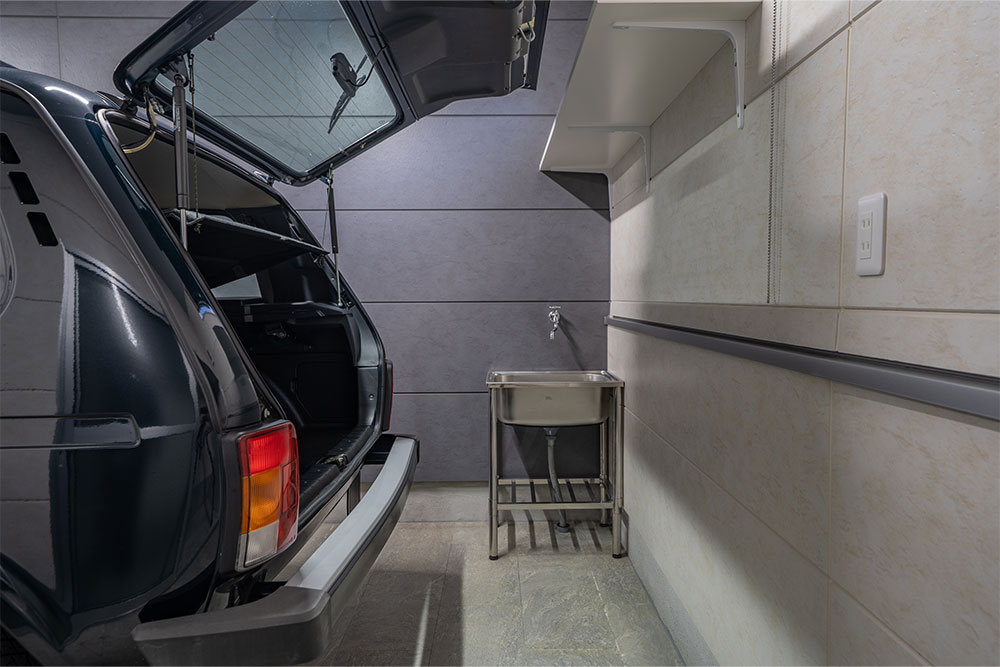 ガレージでハッチを開けたラーダ_ニーヴァ