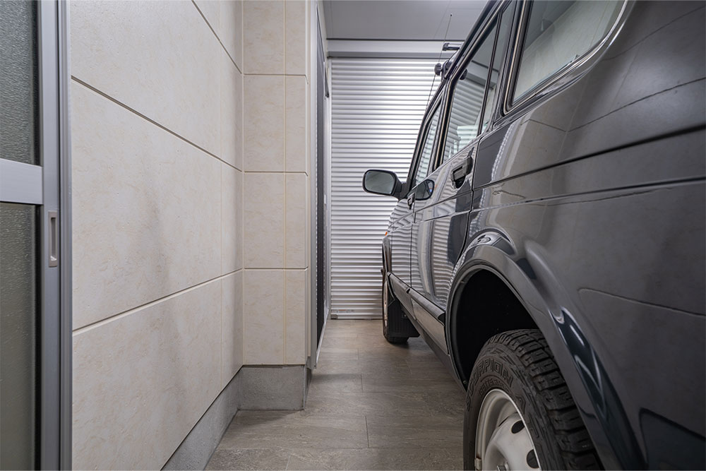 ガレージに駐車したラーダ_ニーヴァ