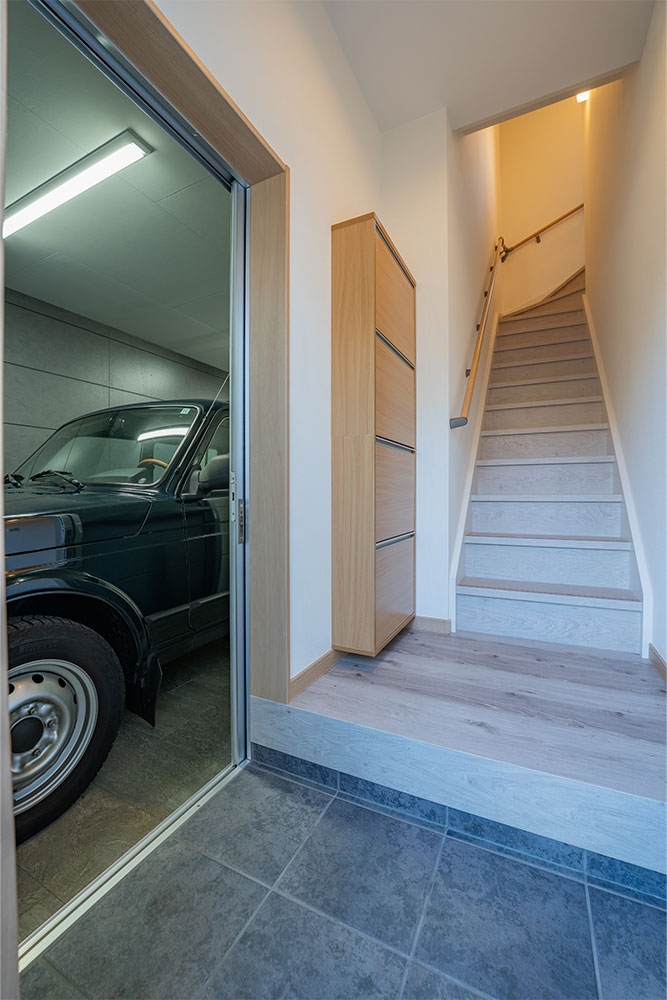 玄関から見たガレージ