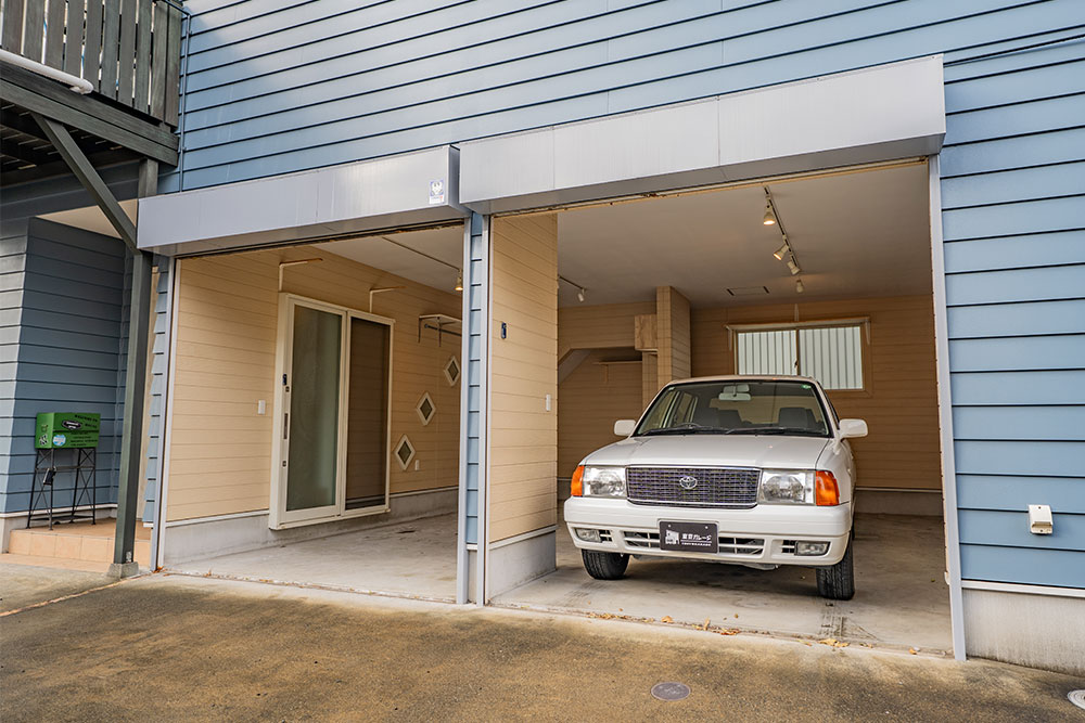 ガレージに駐車したトヨタ_コンフォート