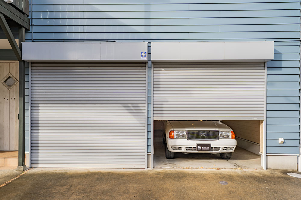 ガレージに駐車したトヨタ_コンフォート