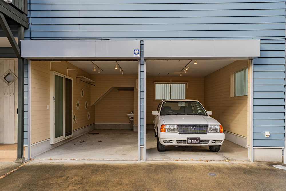 ガレージに駐車したトヨタ_コンフォート