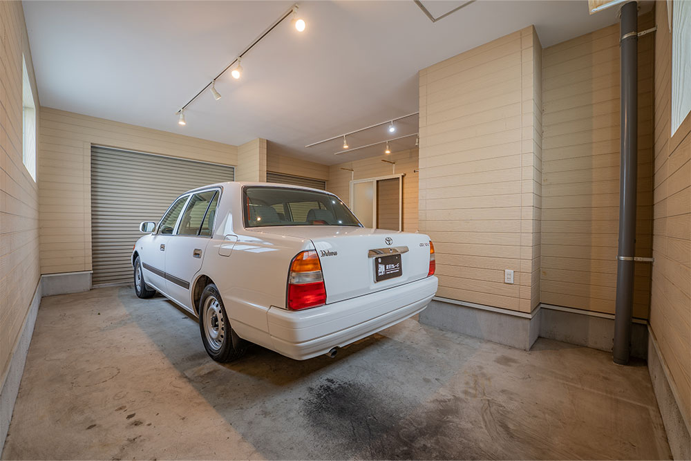 ガレージに駐車したトヨタ_コンフォート
