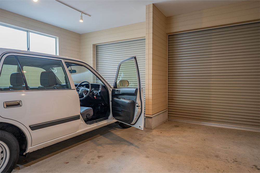 ガレージでドアを開けたトヨタ_コンフォート