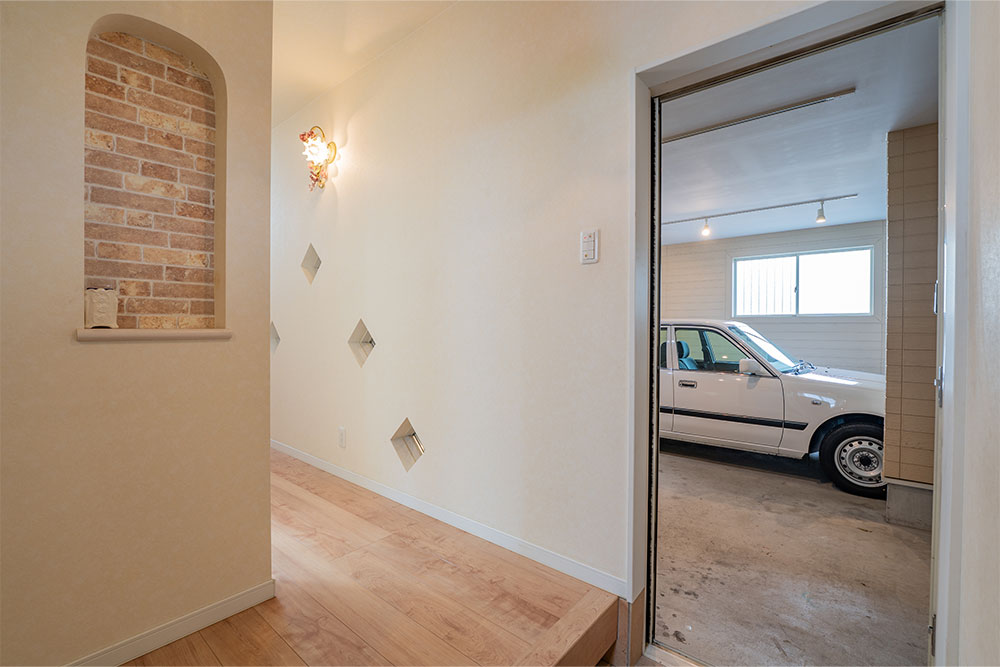 玄関から見たガレージ