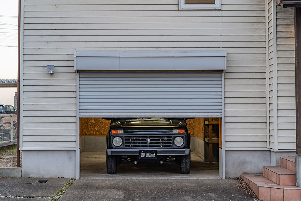 ガレージに駐車したラーダ_ニーヴァ