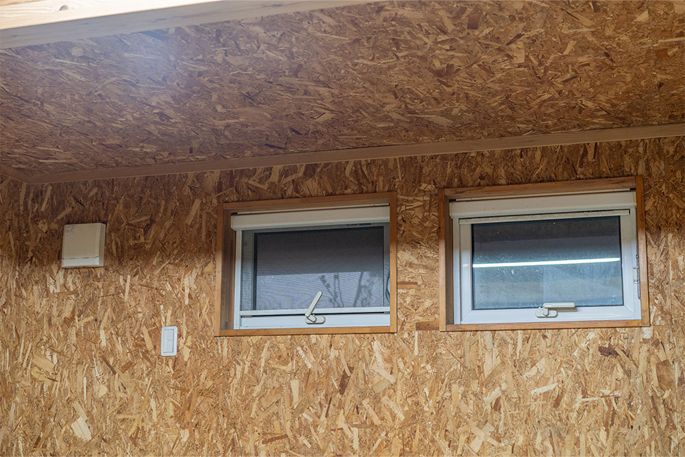 ガレージ背面の窓