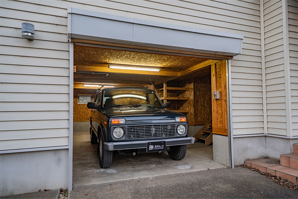 ガレージに駐車したラーダ_ニーヴァ