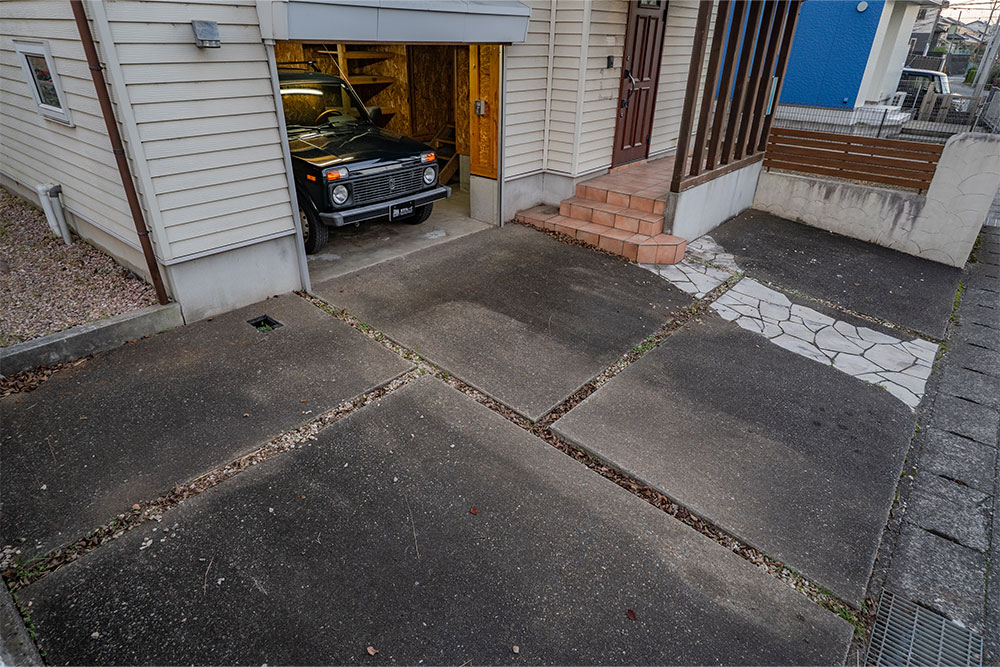 屋外は小型車との組み合わせで2台駐車可