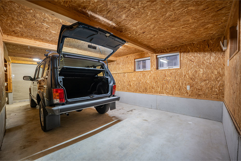 ガレージでリアハッチを開けたラーダ_ニーヴァ