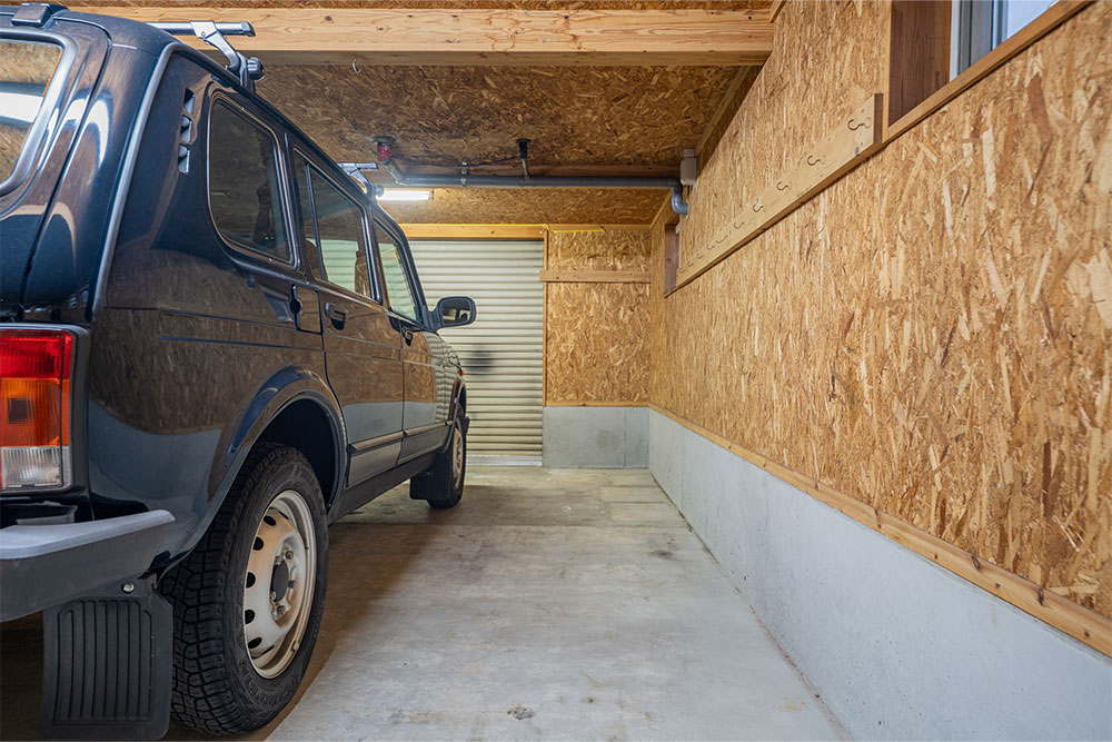 ガレージに駐車したラーダ_ニーヴァ